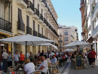 Terrasseeiner Bar in einerbelebtenStrasse